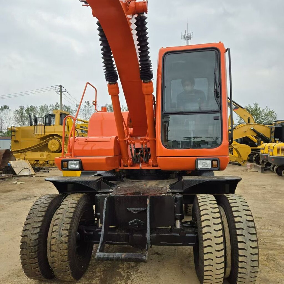 Doosan DH150W - Pelle sur pneus: photos 3 Doosan DH150W - Pelle sur pneus: photos 3
