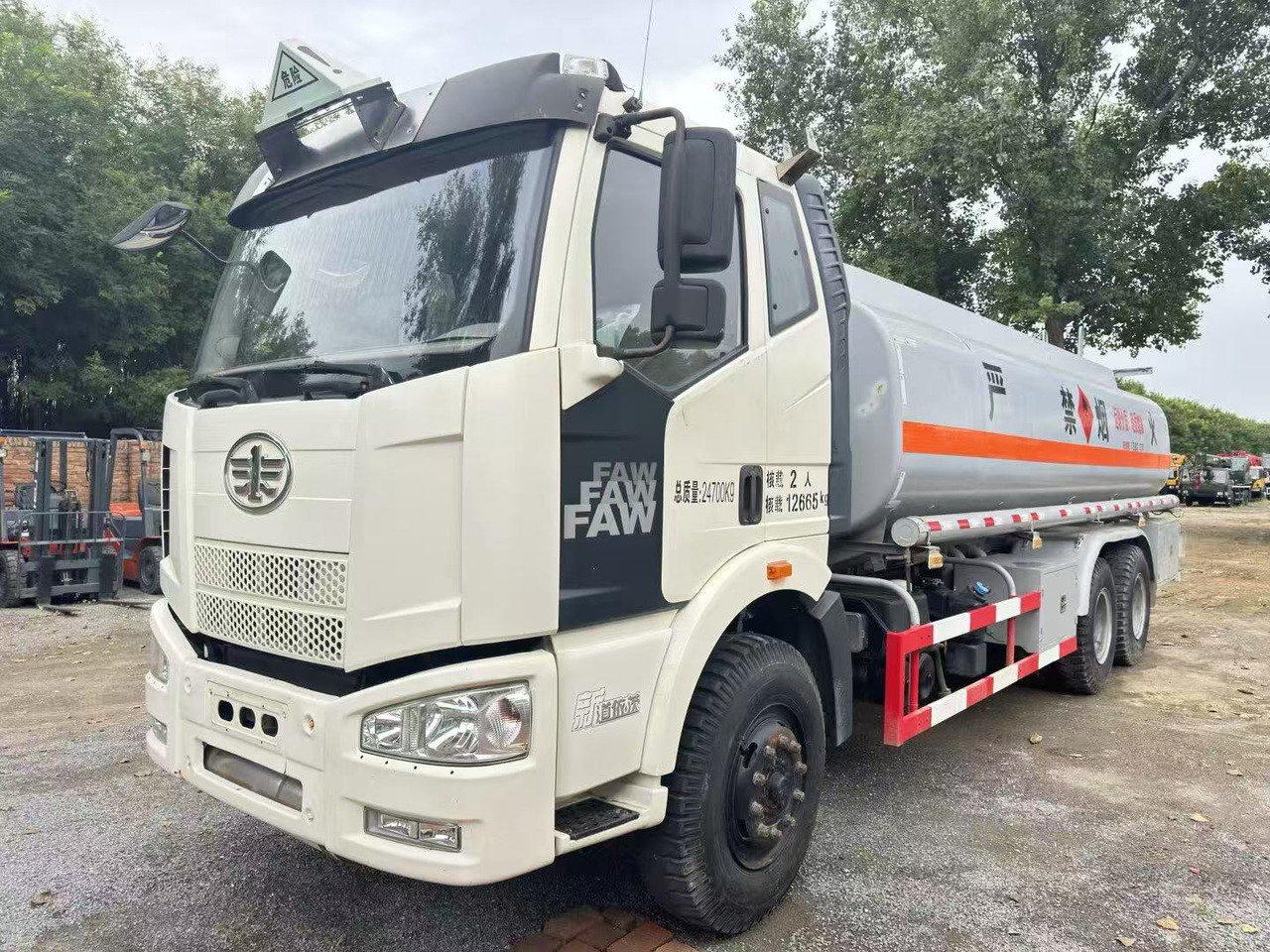 FAW tanker truck - Camion citerne: photos 1 FAW tanker truck - Camion citerne: photos 1