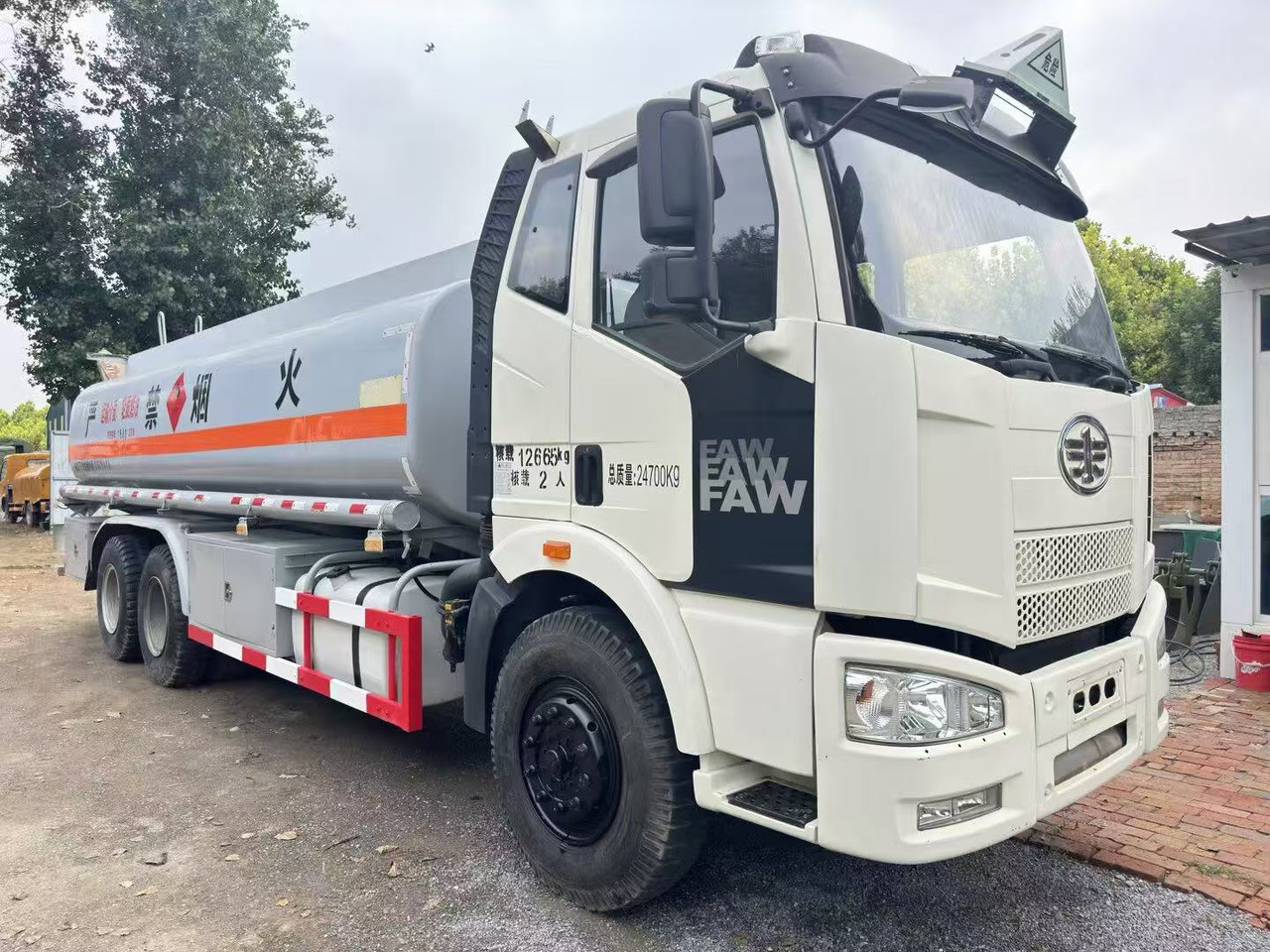 FAW tanker truck - Camion citerne: photos 4 FAW tanker truck - Camion citerne: photos 4
