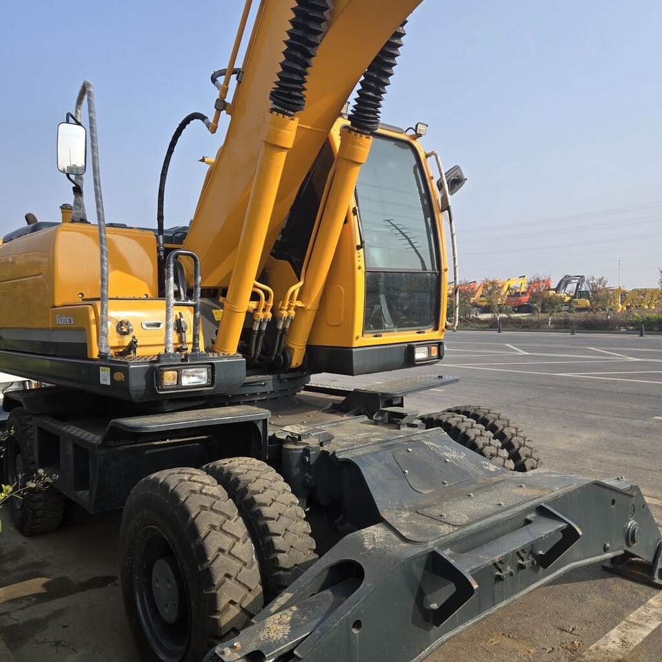 Hyundai R210W-9 - Pelle sur pneus: photos 5 Hyundai R210W-9 - Pelle sur pneus: photos 5