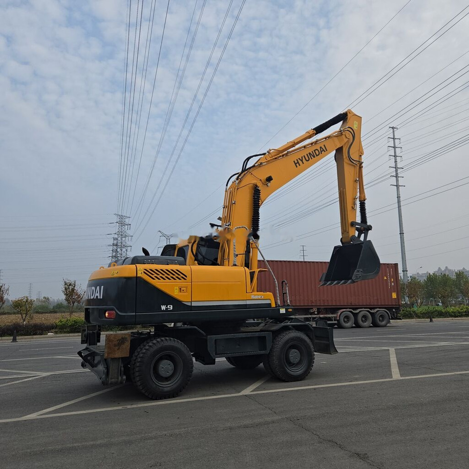 Hyundai R210W-9 - Pelle sur pneus: photos 2 Hyundai R210W-9 - Pelle sur pneus: photos 2
