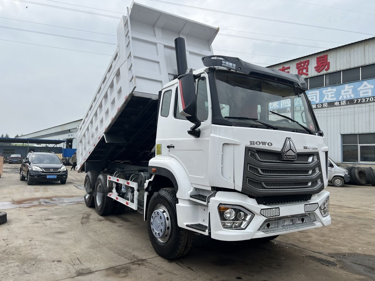 SINOTRUK HOHAN 6x4 - Camion benne: photos 1 SINOTRUK HOHAN 6x4 - Camion benne: photos 1