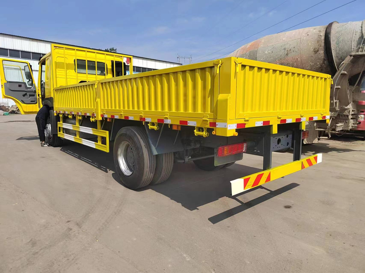 SINOTRUK HOWO 4x2 cargo truck - Camion benne: photos 4 SINOTRUK HOWO 4x2 cargo truck - Camion benne: photos 4