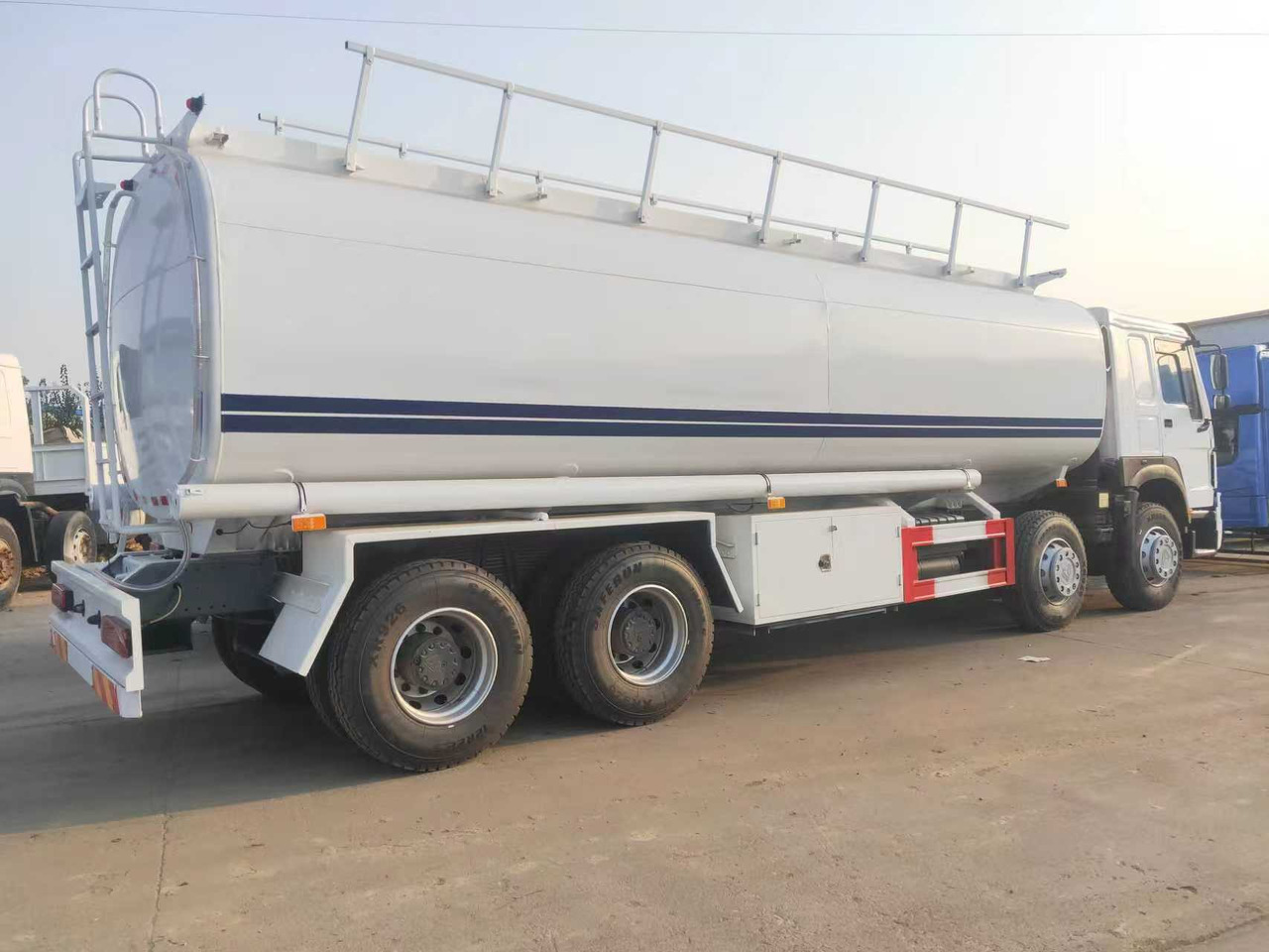 SINOTRUK HOWO Fuel Tank - Camion citerne: photos 3 SINOTRUK HOWO Fuel Tank - Camion citerne: photos 3