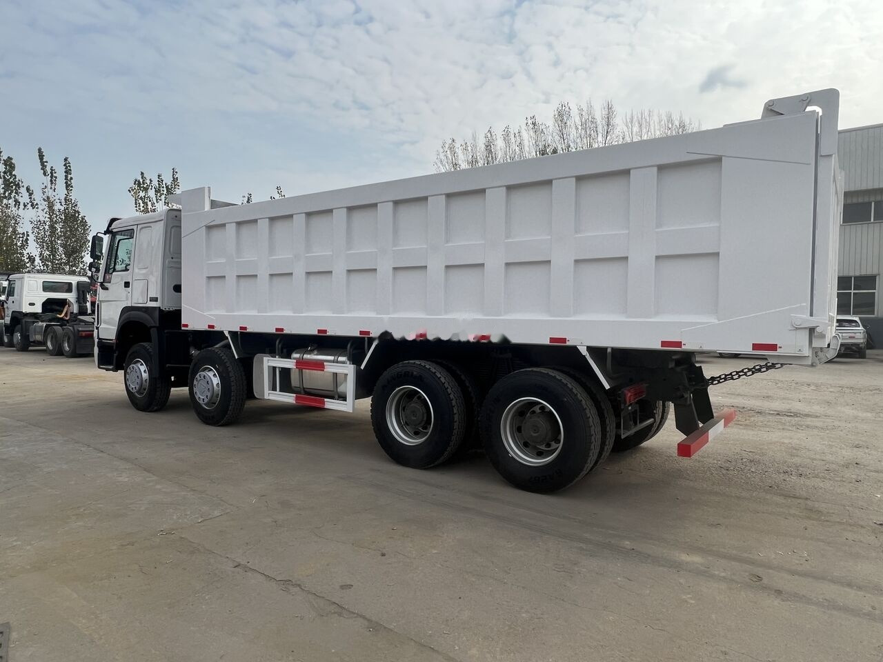 Sinotruk Howo 8*4 - Camion benne: photos 1 Sinotruk Howo 8*4 - Camion benne: photos 1