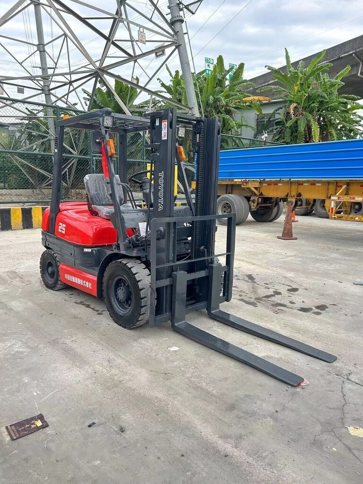 Toyota FD25 - Chariot élévateur diesel: photos 2 Toyota FD25 - Chariot élévateur diesel: photos 2