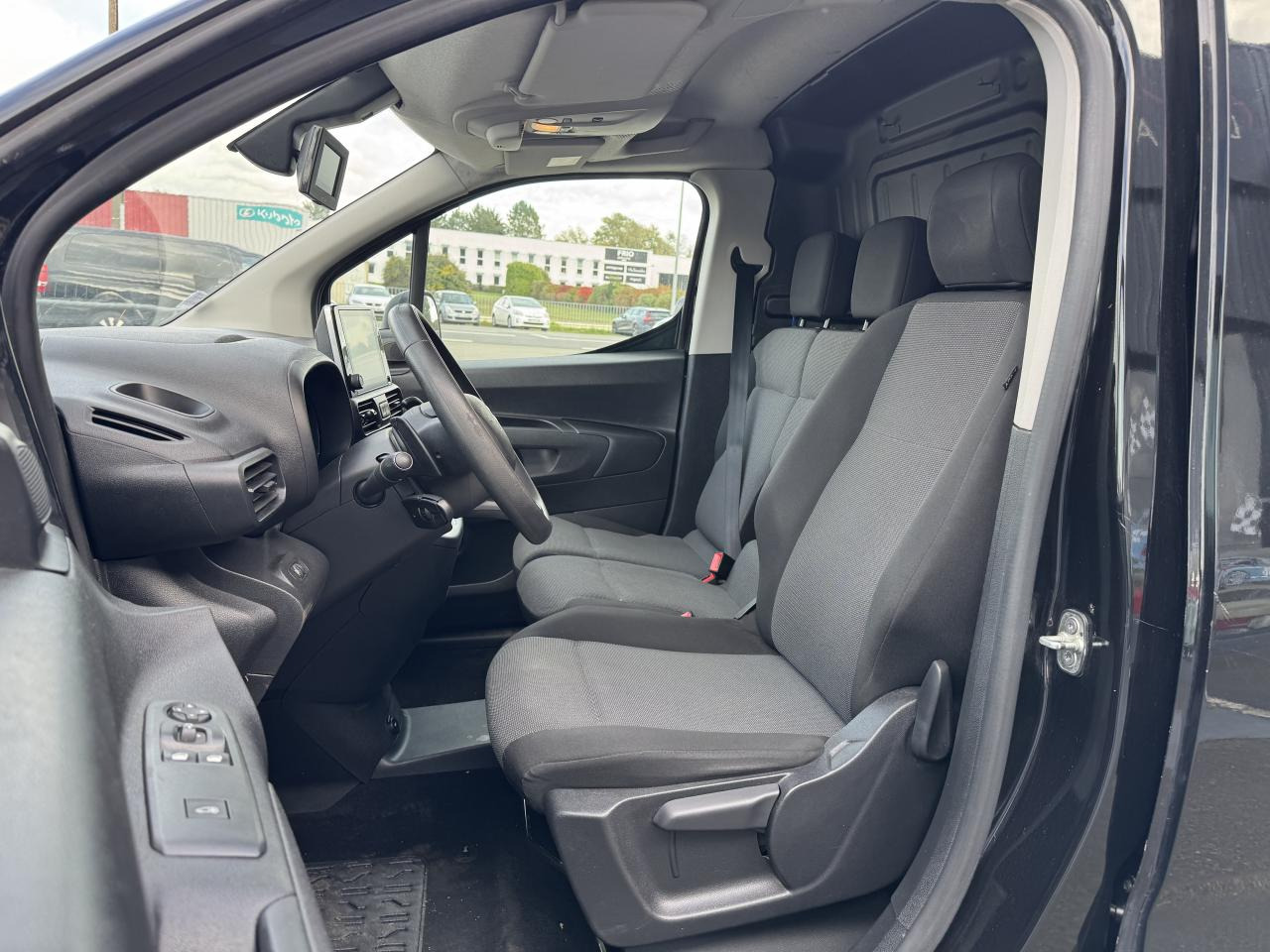 CITROEN Berlingo 1.5 BlueHDi S&S - 130 - BV EAT8  III FOURGON Fourgon M Driver 650 kg PHASE 1 - Fourgon utilitaire: photos 4 CITROEN Berlingo 1.5 BlueHDi S&S - 130 - BV EAT8  III FOURGON Fourgon M Driver 650 kg PHASE 1 - Fourgon utilitaire: photos 4