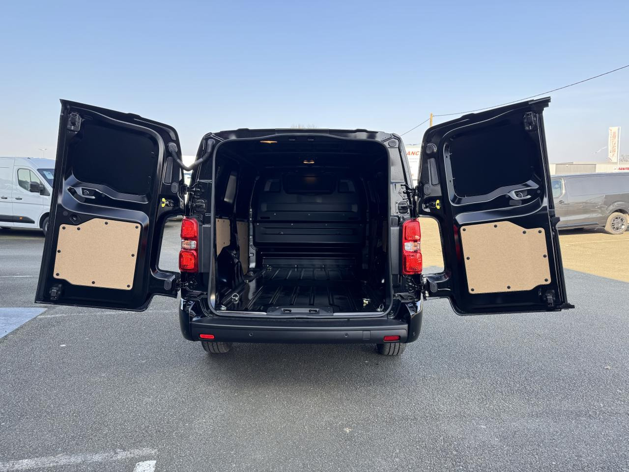 CITROEN Jumpy M 2.0 BlueHDi - 180 S&S - BV EAT8  III FOURGON . PHASE 2 - Fourgon utilitaire: photos 3 CITROEN Jumpy M 2.0 BlueHDi - 180 S&S - BV EAT8  III FOURGON . PHASE 2 - Fourgon utilitaire: photos 3