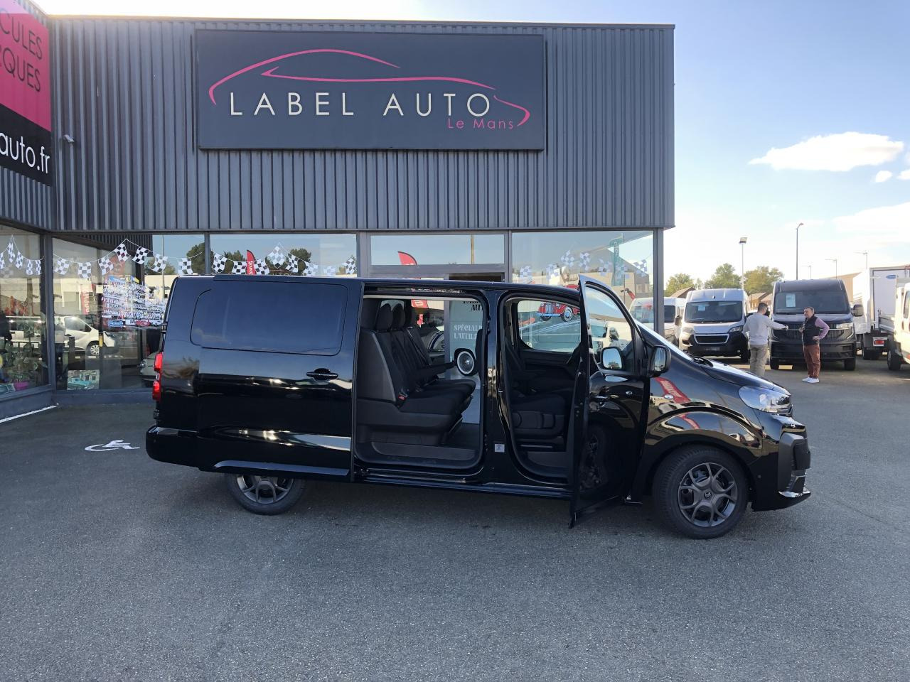 CITROEN Jumpy XL 2.0 BlueHDi - 180 S&S - BV EAT8 III CABINE APPROFONDIE Fixe PHASE 2 6 PLACES - Fourgon utilitaire: photos 3 CITROEN Jumpy XL 2.0 BlueHDi - 180 S&S - BV EAT8 III CABINE APPROFONDIE Fixe PHASE 2 6 PLACES - Fourgon utilitaire: photos 3