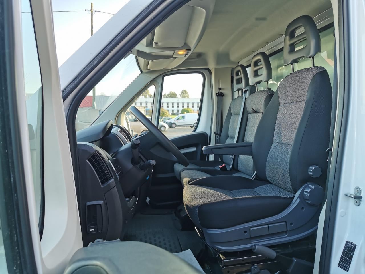 FIAT DUCATO 3T5 CAISSE + HAYON 2.3 MJT 140CH PRO LOUNGE - Fourgon grand volume: photos 5 FIAT DUCATO 3T5 CAISSE + HAYON 2.3 MJT 140CH PRO LOUNGE - Fourgon grand volume: photos 5