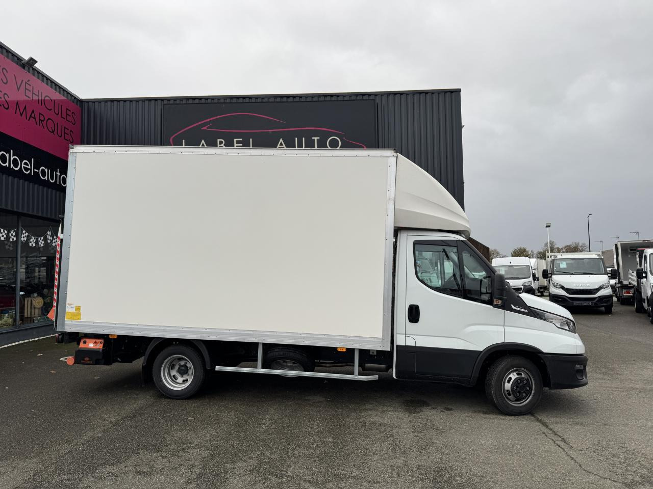 IVECO Daily 35 C 16H3.0 - BV Hi-Matic (Quad-Tor) CHASSIS CABINE CAISSE 20M3 - Fourgon grand volume: photos 1 IVECO Daily 35 C 16H3.0 - BV Hi-Matic (Quad-Tor) CHASSIS CABINE CAISSE 20M3 - Fourgon grand volume: photos 1