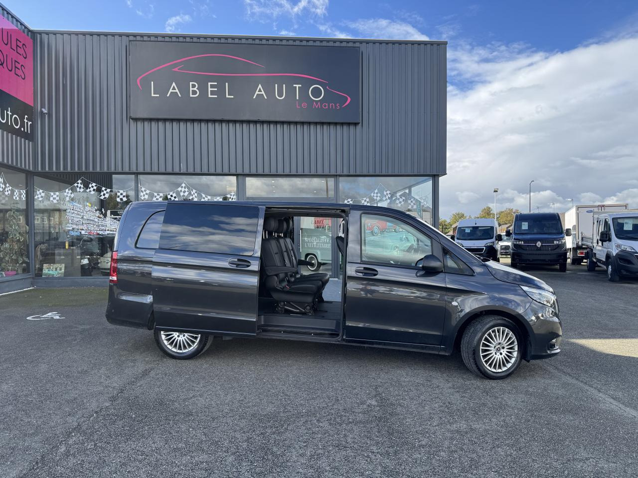 MERCEDES Vito TOURER Extra Long 3.05t 119 CDI BlueEfficiency - BVA 9G-Tronic Propulsion MIXTO - BM 447 first - Fourgon utilitaire: photos 1 MERCEDES Vito TOURER Extra Long 3.05t 119 CDI BlueEfficiency - BVA 9G-Tronic Propulsion MIXTO - BM 447 first - Fourgon utilitaire: photos 1