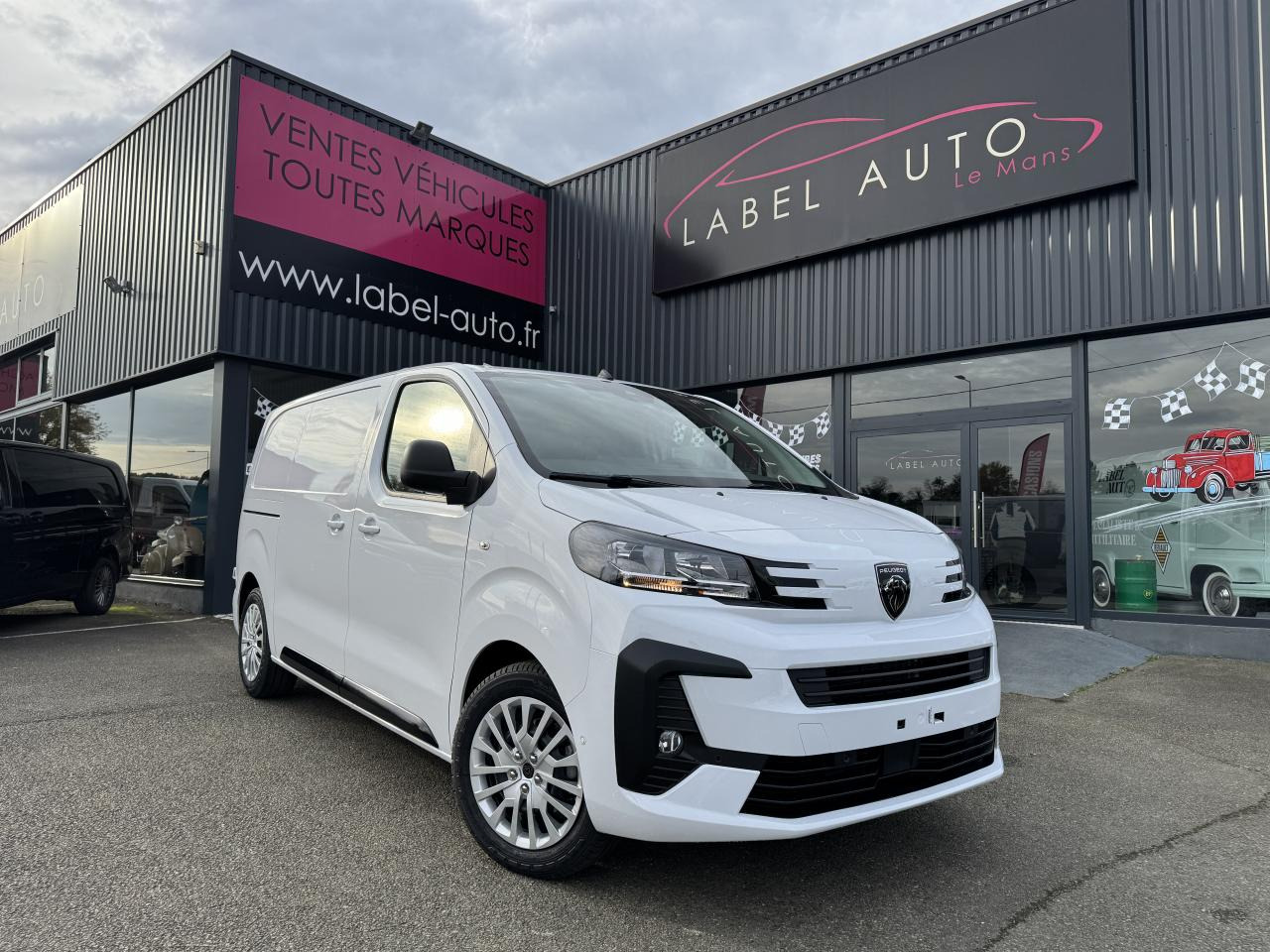 PEUGEOT Expert M 2.0 BlueHDi - 145 S&S - BV EAT8 III FOURGON Fourgon PHASE 2 - Fourgon utilitaire: photos 1 PEUGEOT Expert M 2.0 BlueHDi - 145 S&S - BV EAT8 III FOURGON Fourgon PHASE 2 - Fourgon utilitaire: photos 1