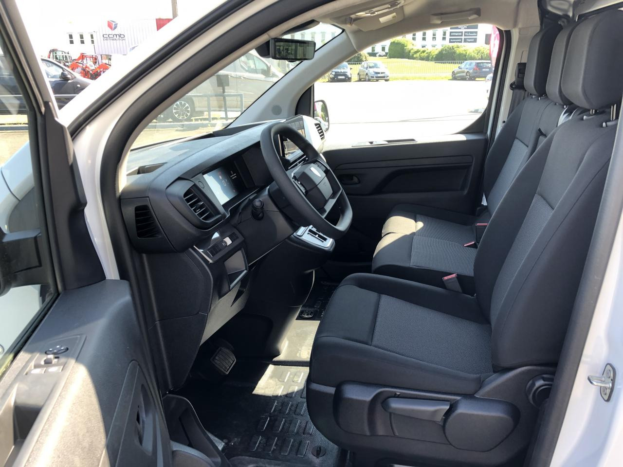 PEUGEOT Expert M 2.0 BlueHDi - 145 S&S - BV EAT8  III FOURGON Fourgon PHASE 2 - Fourgon utilitaire: photos 5 PEUGEOT Expert M 2.0 BlueHDi - 145 S&S - BV EAT8  III FOURGON Fourgon PHASE 2 - Fourgon utilitaire: photos 5