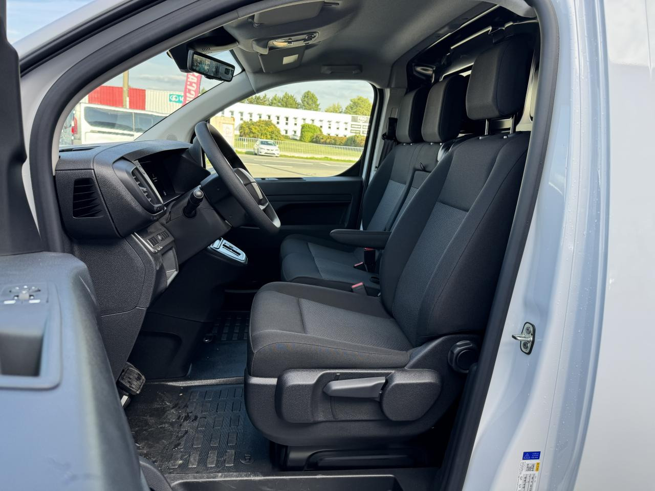 PEUGEOT Expert M 2.0 BlueHDi - 145 S&S - BV EAT8 III FOURGON Fourgon PHASE 2 - Fourgon utilitaire: photos 5 PEUGEOT Expert M 2.0 BlueHDi - 145 S&S - BV EAT8 III FOURGON Fourgon PHASE 2 - Fourgon utilitaire: photos 5