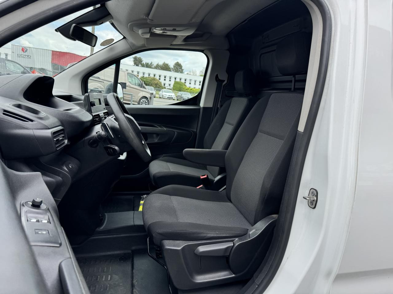 PEUGEOT PARTNER M 650 KG 1.5 HDI 130 CH EAT-8 2 PL PREMIUM - Fourgon utilitaire: photos 4 PEUGEOT PARTNER M 650 KG 1.5 HDI 130 CH EAT-8 2 PL PREMIUM - Fourgon utilitaire: photos 4