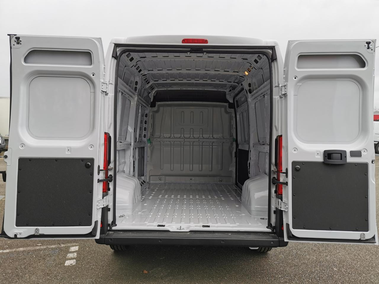 Peugeot Boxer 3.5t L2H2 2.2 HDi S&S Maxi - 140 III FOURGON TOLE Fourgon Tolé 435 L2H2 PHASE 3 - Fourgon utilitaire: photos 3 Peugeot Boxer 3.5t L2H2 2.2 HDi S&S Maxi - 140 III FOURGON TOLE Fourgon Tolé 435 L2H2 PHASE 3 - Fourgon utilitaire: photos 3