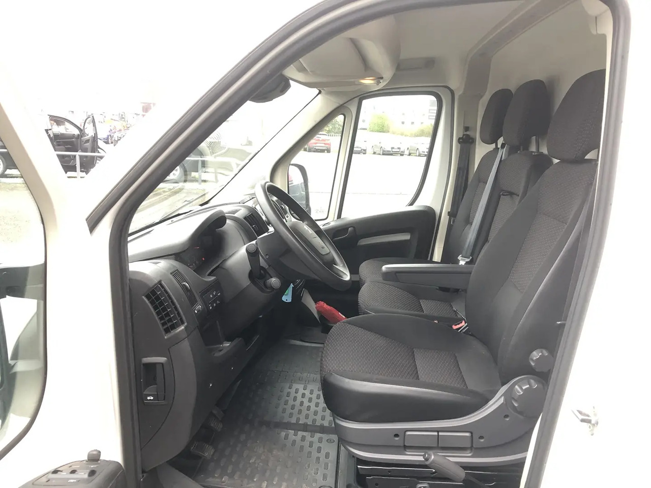 Peugeot Boxer 333 L2H2 2.2 BLUEHDI S&S 140CH ASPHALT - Fourgon utilitaire, Utilitaire double cabine: photos 5 Peugeot Boxer 333 L2H2 2.2 BLUEHDI S&S 140CH ASPHALT - Fourgon utilitaire, Utilitaire double cabine: photos 5