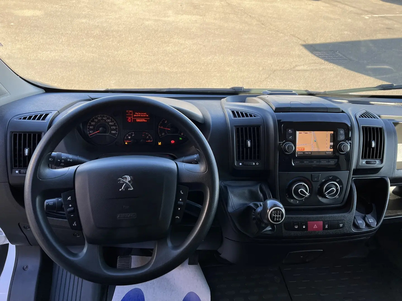 Peugeot Boxer 435 L4H2 2.2 BLUEHDI S&S 140CH ASPHALT - Fourgon utilitaire: photos 4 Peugeot Boxer 435 L4H2 2.2 BLUEHDI S&S 140CH ASPHALT - Fourgon utilitaire: photos 4