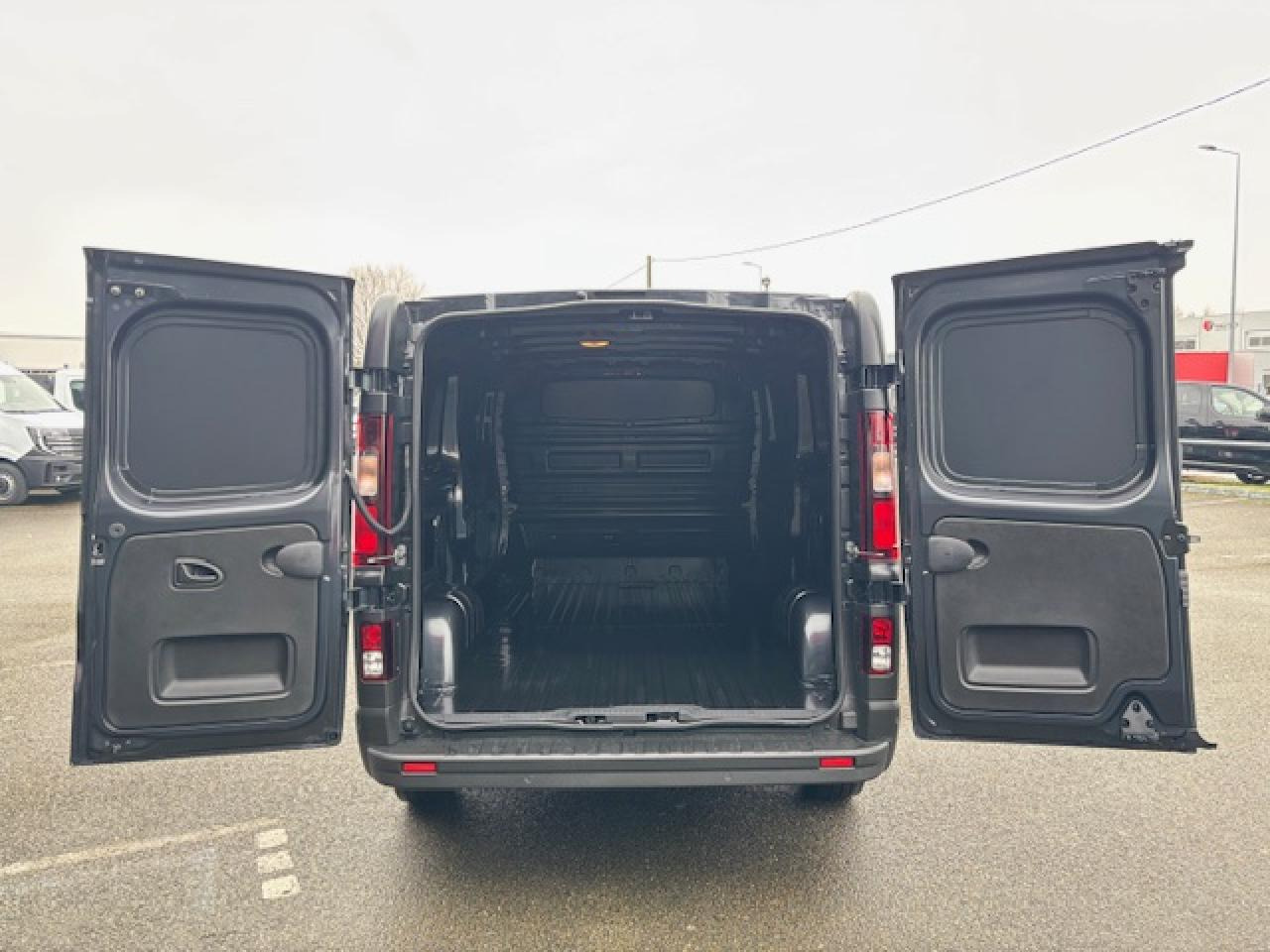 RENAULT TRAFIC 3T0 L1H1 2.0 DCI 150CH - Fourgon utilitaire: photos 3 RENAULT TRAFIC 3T0 L1H1 2.0 DCI 150CH - Fourgon utilitaire: photos 3