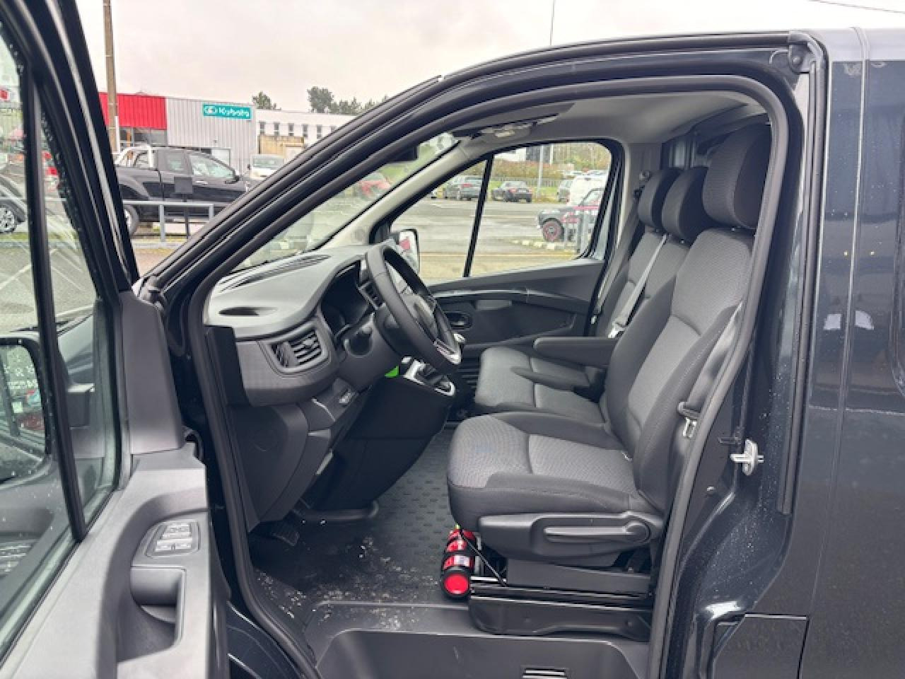 RENAULT TRAFIC 3T0 L1H1 2.0 DCI 150CH - Fourgon utilitaire: photos 5 RENAULT TRAFIC 3T0 L1H1 2.0 DCI 150CH - Fourgon utilitaire: photos 5