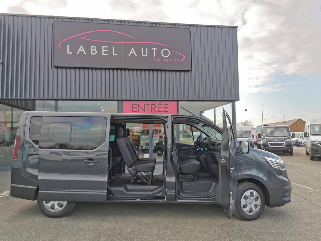 RENAULT Trafic L2 2.0 Energy dCi - 150 - S&S - BVA - 25 III COMBI Combi Grand Evolution L2H1 PHASE 3 - Transport de personnes: photos 3 RENAULT Trafic L2 2.0 Energy dCi - 150 - S&S - BVA - 25 III COMBI Combi Grand Evolution L2H1 PHASE 3 - Transport de personnes: photos 3