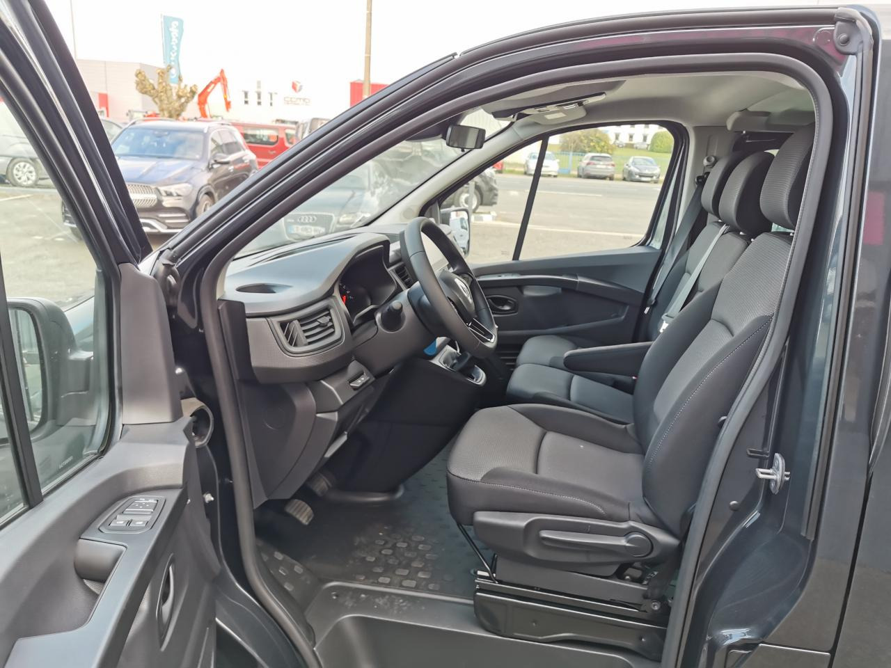 RENAULT Trafic L2 2.0 Energy dCi - 150 - S&S - BVA - 25 III COMBI Combi Grand Evolution L2H1 PHASE 3 - Transport de personnes: photos 4 RENAULT Trafic L2 2.0 Energy dCi - 150 - S&S - BVA - 25 III COMBI Combi Grand Evolution L2H1 PHASE 3 - Transport de personnes: photos 4