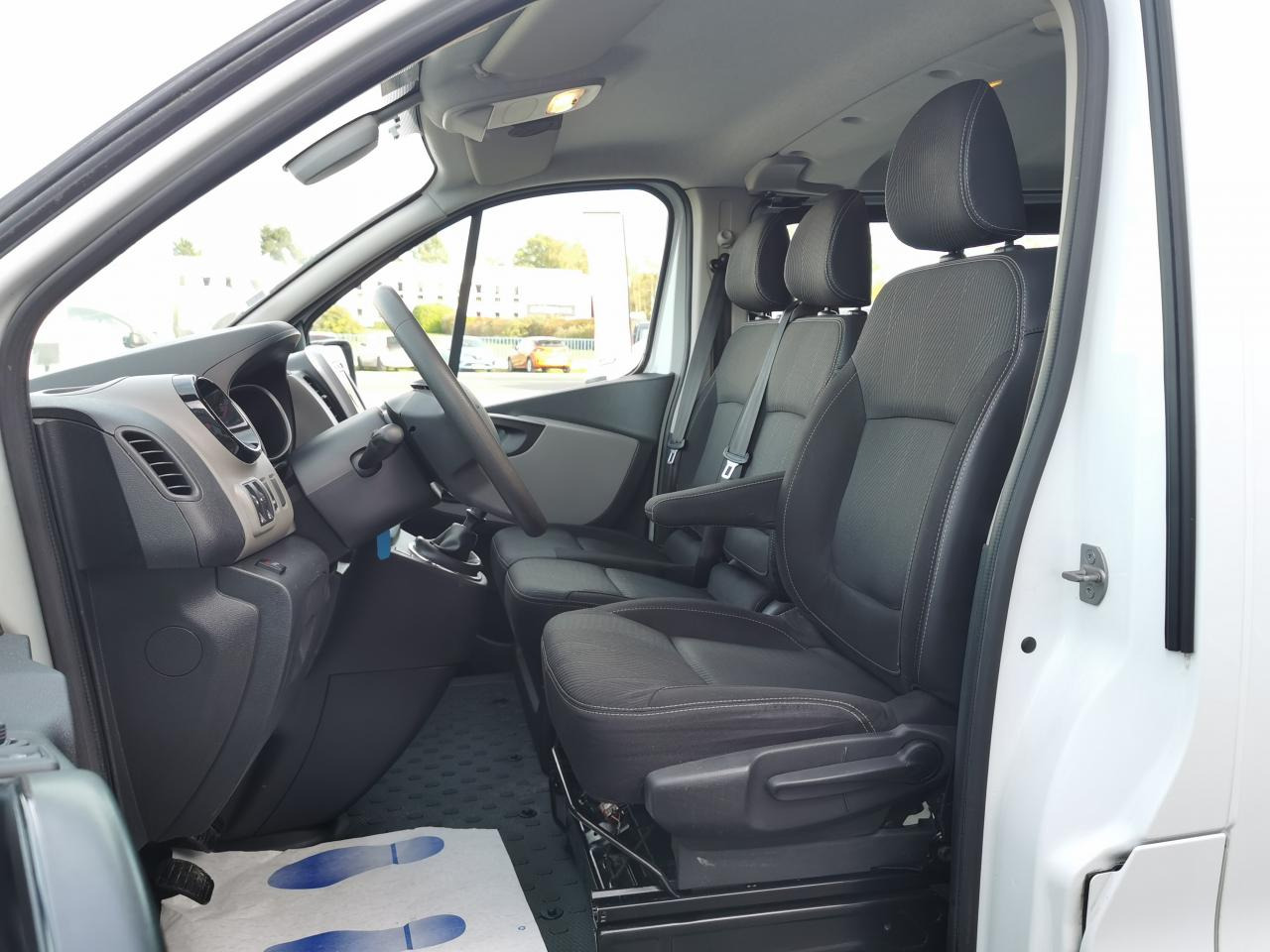 RENAULT Trafic L2H1 2.0 dCi 120ch CABINE APPROFONDIE Confort 6 places - Fourgon utilitaire: photos 5 RENAULT Trafic L2H1 2.0 dCi 120ch CABINE APPROFONDIE Confort 6 places - Fourgon utilitaire: photos 5