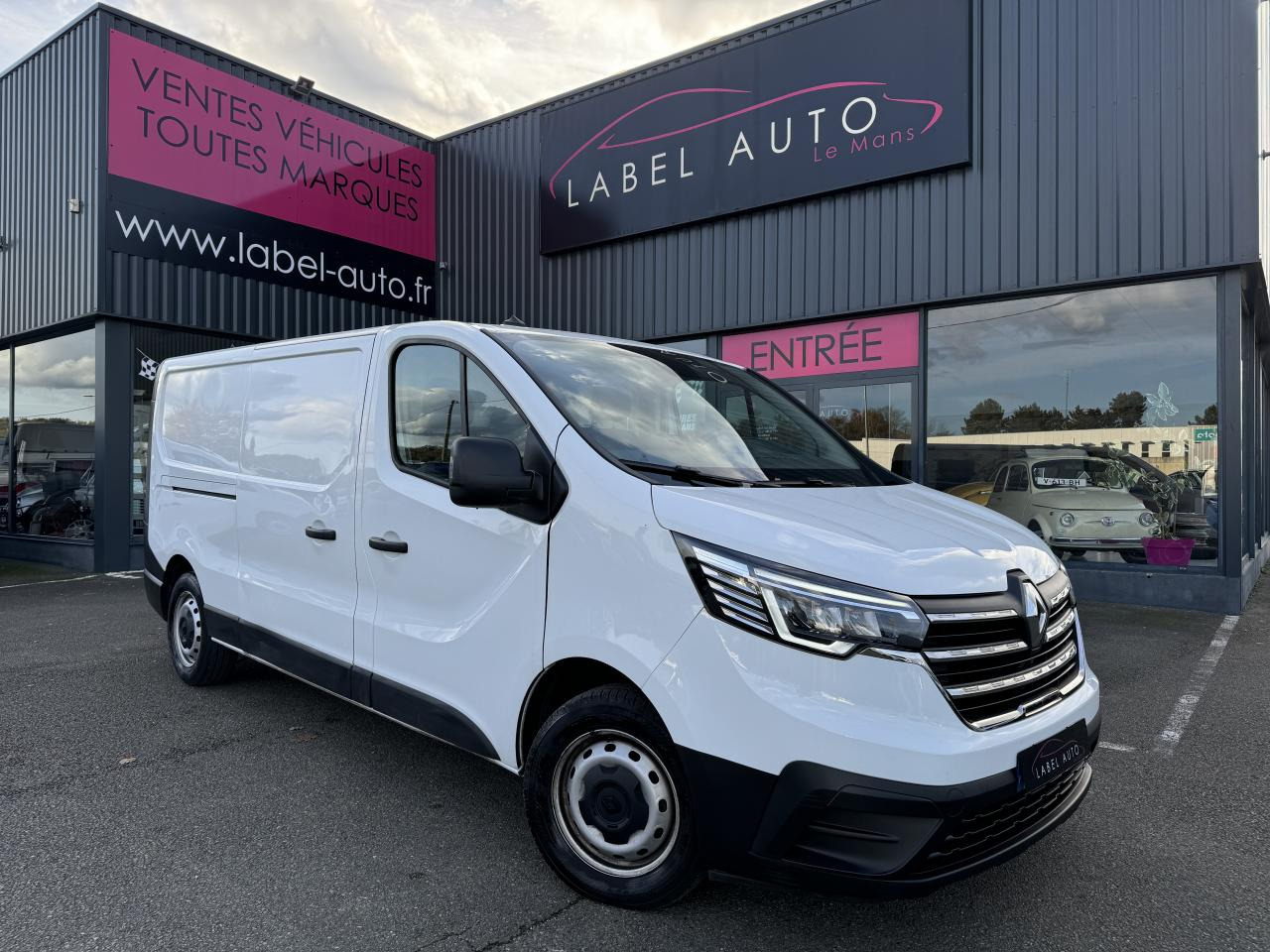 RENAULT Trafic L2H1 3000 Kg 2.0 Blue dCi - 130  III FOURGON Fourgon Grand Confort L2H1 PHASE 3 - Fourgon utilitaire: photos 1 RENAULT Trafic L2H1 3000 Kg 2.0 Blue dCi - 130  III FOURGON Fourgon Grand Confort L2H1 PHASE 3 - Fourgon utilitaire: photos 1