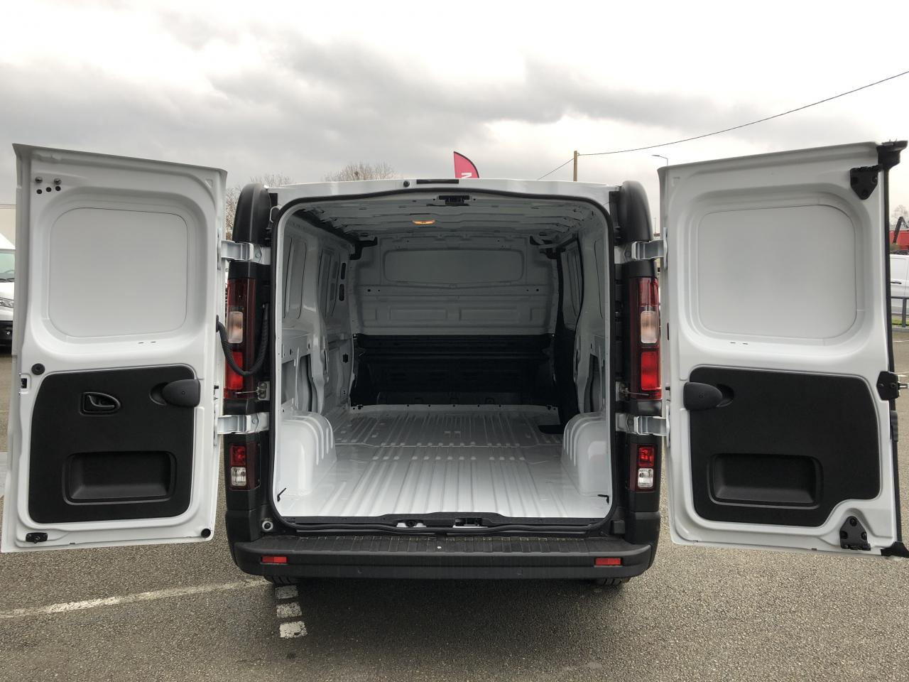 RENAULT Trafic L2H1 3000 Kg 2.0 Blue dCi 170ch ADVANCE - Fourgon utilitaire: photos 3 RENAULT Trafic L2H1 3000 Kg 2.0 Blue dCi 170ch ADVANCE - Fourgon utilitaire: photos 3