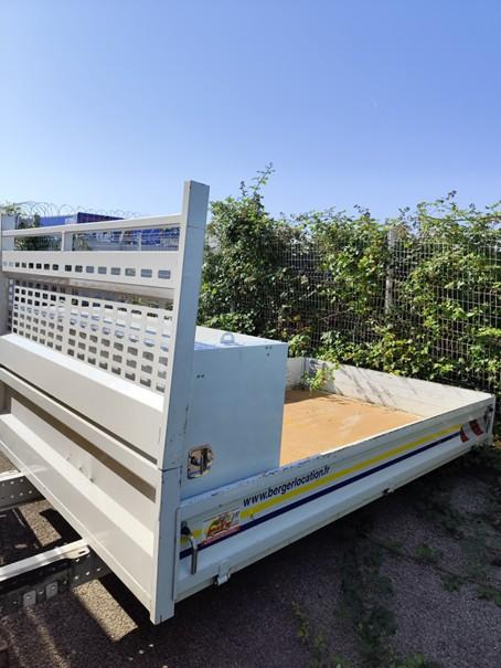 Plateau acier 3120 x 2000 x 330 mm utiles Ridelles acier + Coffre Acier dos cabine 1850 x 600 x 880(ht) mm - Outil/ Équipement: photos 2 Plateau acier 3120 x 2000 x 330 mm utiles Ridelles acier + Coffre Acier dos cabine 1850 x 600 x 880(ht) mm - Outil/ Équipement: photos 2