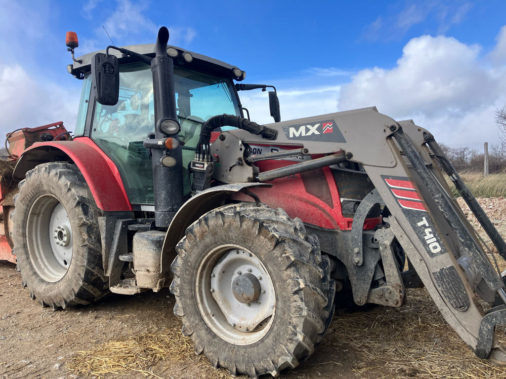 Massey Ferguson 6713S DYNA-6 ESSENTIAL - Tracteur agricole: photos 1 Massey Ferguson 6713S DYNA-6 ESSENTIAL - Tracteur agricole: photos 1