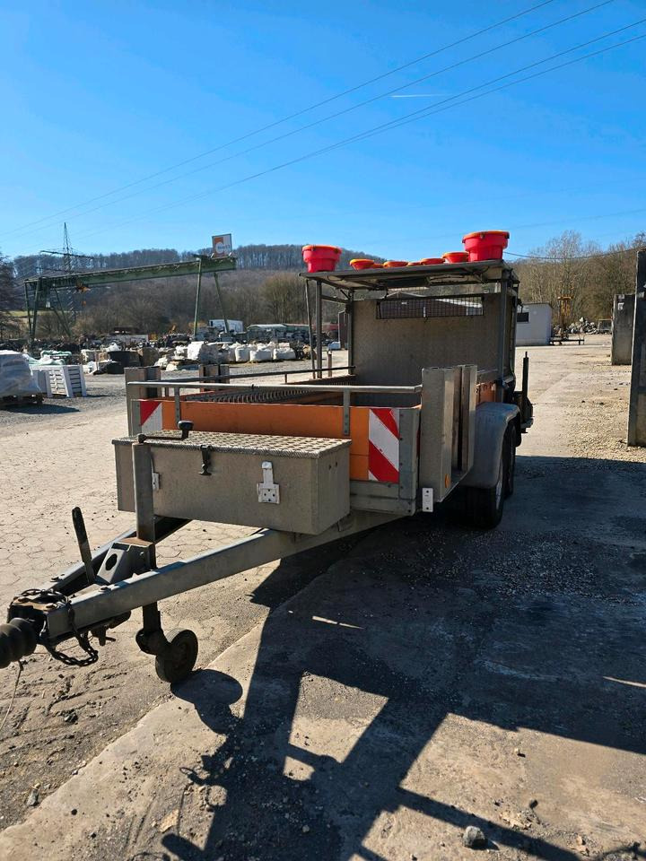 Horizont Tandem Absperrtafel VZ616 Fahrbare Verkehrsleittafel Verkehrssicherungsanhänger Verkehrsleitanhänger Sperrwand Verkehrssicherungsanhänger Nissen LP15 Blinkpfeilanlage Blinkpfeil Anhänger - Matériel de chantier, Remorque: photos 5 Horizont Tandem Absperrtafel VZ616 Fahrbare Verkehrsleittafel Verkehrssicherungsanhänger Verkehrsleitanhänger Sperrwand Verkehrssicherungsanhänger Nissen LP15 Blinkpfeilanlage Blinkpfeil Anhänger - Matériel de chantier, Remorque: photos 5