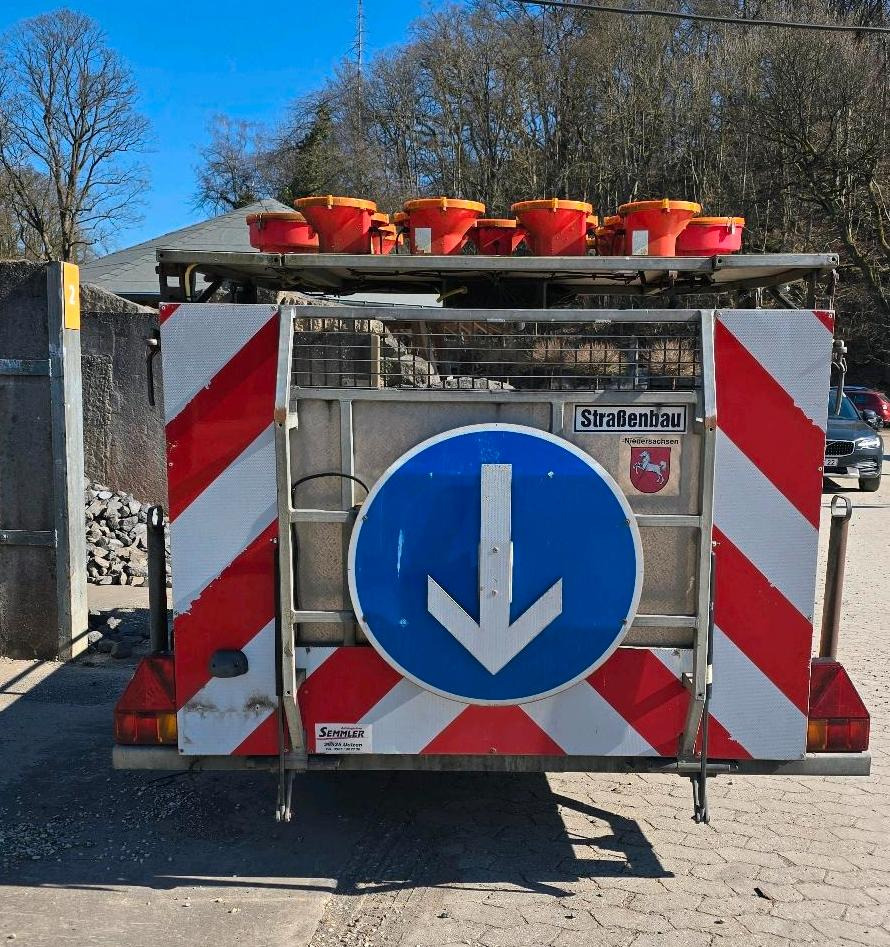 Horizont Tandem Absperrtafel VZ616 Fahrbare Verkehrsleittafel Verkehrssicherungsanhänger Verkehrsleitanhänger Sperrwand Verkehrssicherungsanhänger Nissen LP15 Blinkpfeilanlage Blinkpfeil Anhänger - Matériel de chantier, Remorque: photos 3 Horizont Tandem Absperrtafel VZ616 Fahrbare Verkehrsleittafel Verkehrssicherungsanhänger Verkehrsleitanhänger Sperrwand Verkehrssicherungsanhänger Nissen LP15 Blinkpfeilanlage Blinkpfeil Anhänger - Matériel de chantier, Remorque: photos 3