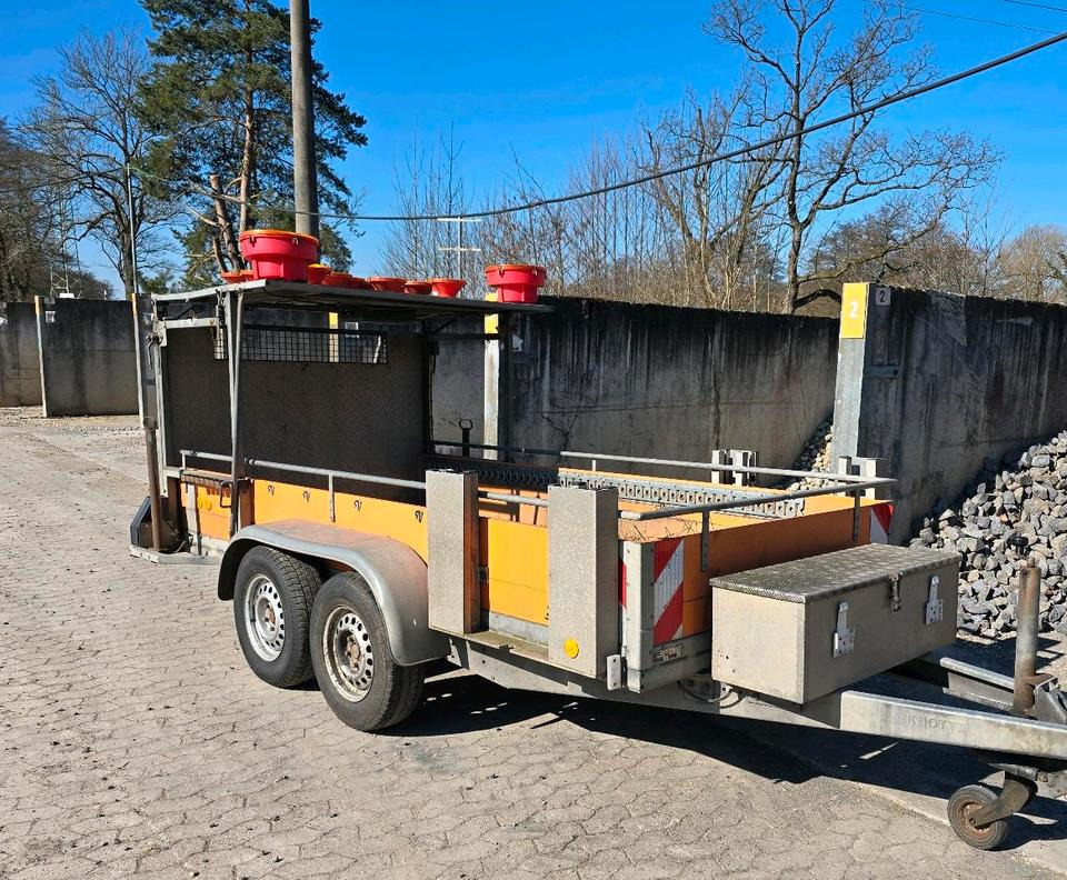 Horizont Tandem Absperrtafel VZ616 Fahrbare Verkehrsleittafel Verkehrssicherungsanhänger Verkehrsleitanhänger Sperrwand Verkehrssicherungsanhänger Nissen LP15 Blinkpfeilanlage Blinkpfeil Anhänger - Matériel de chantier, Remorque: photos 1 Horizont Tandem Absperrtafel VZ616 Fahrbare Verkehrsleittafel Verkehrssicherungsanhänger Verkehrsleitanhänger Sperrwand Verkehrssicherungsanhänger Nissen LP15 Blinkpfeilanlage Blinkpfeil Anhänger - Matériel de chantier, Remorque: photos 1