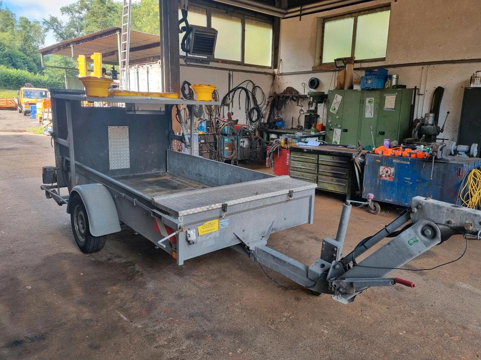 Mersch Absperrtafel Nissen VZ 616 B3 LED Ausführung Auffahrampe Verkehrsleittafel Verkehrsleitanhänger Verkehrssicherungsanhänger Horizont Trebbiner Verkehrssicherung Baustellenabsicherung Unimog Auto - Matériel de chantier, Remorque: photos 5 Mersch Absperrtafel Nissen VZ 616 B3 LED Ausführung Auffahrampe Verkehrsleittafel Verkehrsleitanhänger Verkehrssicherungsanhänger Horizont Trebbiner Verkehrssicherung Baustellenabsicherung Unimog Auto - Matériel de chantier, Remorque: photos 5