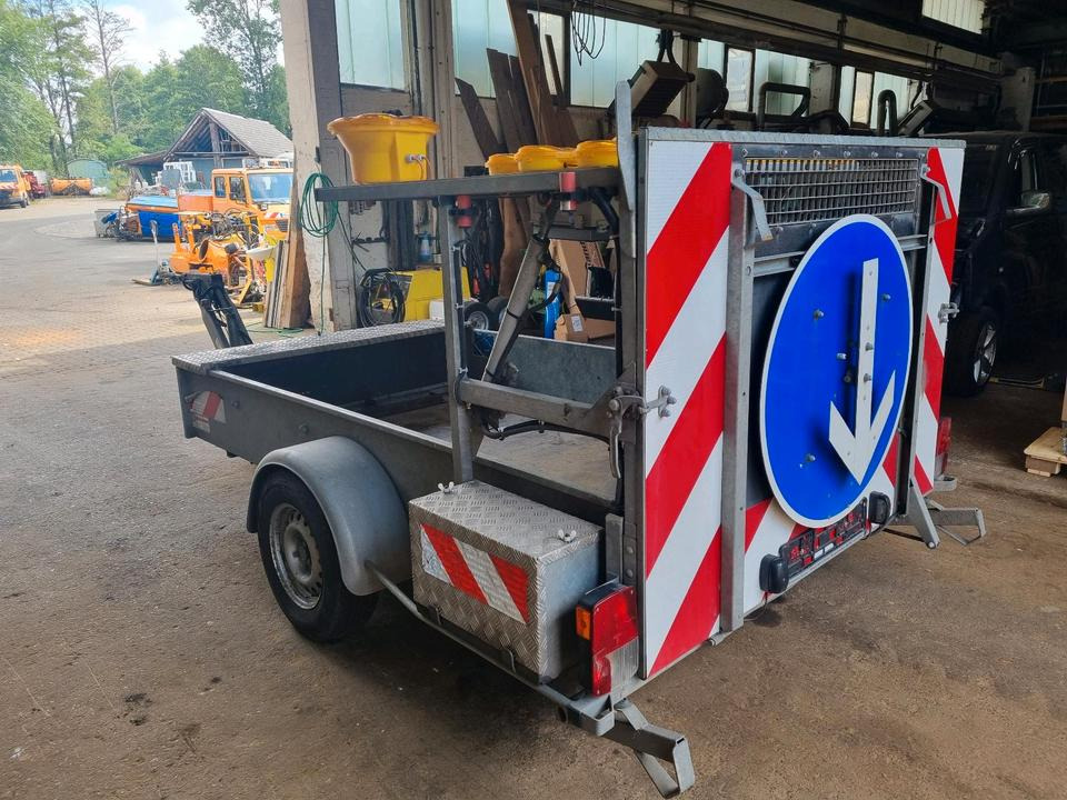 Mersch Absperrtafel Nissen VZ 616 B3 LED Ausführung Auffahrampe Verkehrsleittafel Verkehrsleitanhänger Verkehrssicherungsanhänger Horizont Trebbiner Verkehrssicherung Baustellenabsicherung Unimog Auto - Matériel de chantier, Remorque: photos 1 Mersch Absperrtafel Nissen VZ 616 B3 LED Ausführung Auffahrampe Verkehrsleittafel Verkehrsleitanhänger Verkehrssicherungsanhänger Horizont Trebbiner Verkehrssicherung Baustellenabsicherung Unimog Auto - Matériel de chantier, Remorque: photos 1