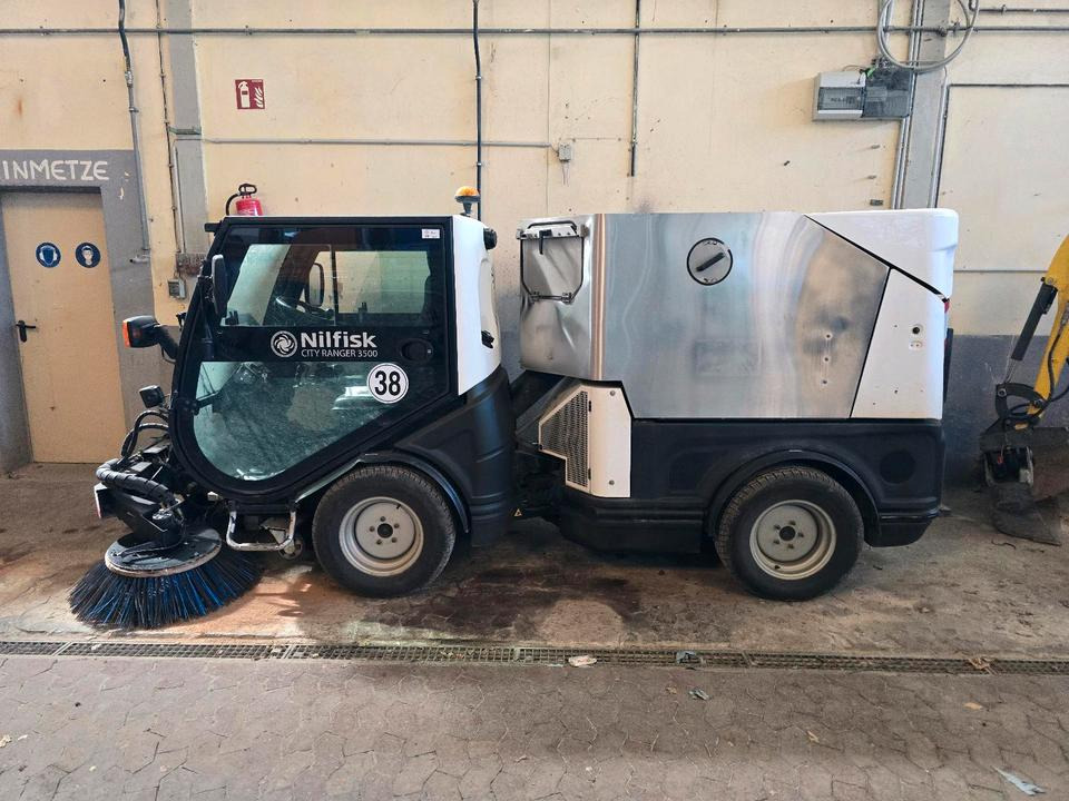Nilfisk City Ranger 3500 Kehrmaschine Straßenkehrmaschine mit Schmidt Bediendisplay Hako Kehreinheit - Balayeuse de voirie: photos 3 Nilfisk City Ranger 3500 Kehrmaschine Straßenkehrmaschine mit Schmidt Bediendisplay Hako Kehreinheit - Balayeuse de voirie: photos 3