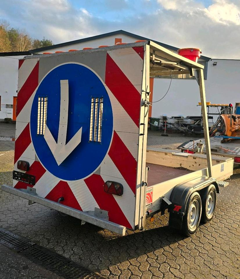 Horizont Trebbiner FA1 LRF 25.35 LED Absperrtafel Tandem Verkehrsleittafel FAT Verkehrssicherungsanhänger Nissen - Remorque: photos 1 Horizont Trebbiner FA1 LRF 25.35 LED Absperrtafel Tandem Verkehrsleittafel FAT Verkehrssicherungsanhänger Nissen - Remorque: photos 1