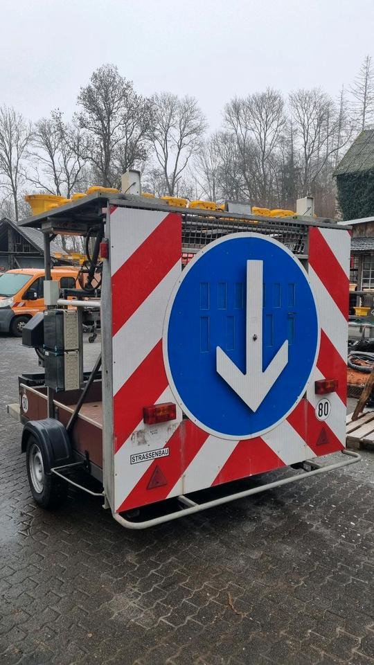 Nissen A31 LED Absperrtafel mit GPS Dora Funkwarnmeldeanlage FAT Verkehrsleittafel Verkehrsleitanhänger Verkehrssicherungsanhänger Leitanhänger Leittafel - Remorque: photos 1 Nissen A31 LED Absperrtafel mit GPS Dora Funkwarnmeldeanlage FAT Verkehrsleittafel Verkehrsleitanhänger Verkehrssicherungsanhänger Leitanhänger Leittafel - Remorque: photos 1