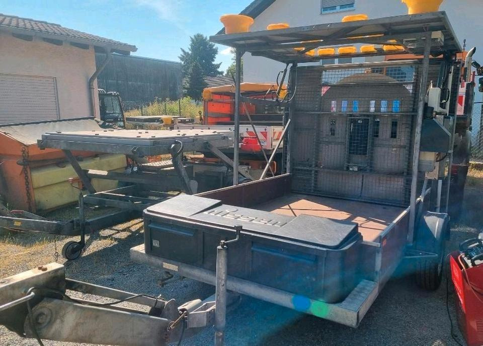 Nissen Absperrtafel VZ616 Verkehrssicherung Verkehrsleittafel Verkehrsleitanhänger Verkehrssicherungsanhänger AMD B3 Funkwarnmeldeanlage Trebbiner Mersch Autobahn - Remorque: photos 2 Nissen Absperrtafel VZ616 Verkehrssicherung Verkehrsleittafel Verkehrsleitanhänger Verkehrssicherungsanhänger AMD B3 Funkwarnmeldeanlage Trebbiner Mersch Autobahn - Remorque: photos 2