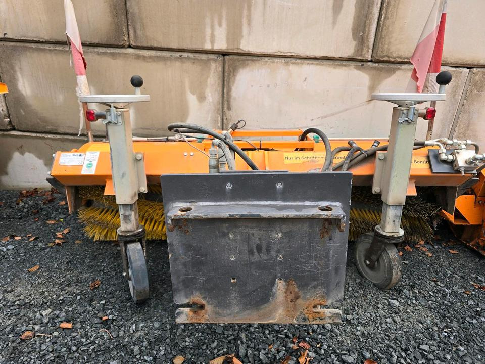 Sobernheimer FKM 1.8F Kehrmaschine für Multicar Straßenkehrmaschine Kehrbesen für Multicar Tremo Iseki Kubota - Brosse: photos 1 Sobernheimer FKM 1.8F Kehrmaschine für Multicar Straßenkehrmaschine Kehrbesen für Multicar Tremo Iseki Kubota - Brosse: photos 1