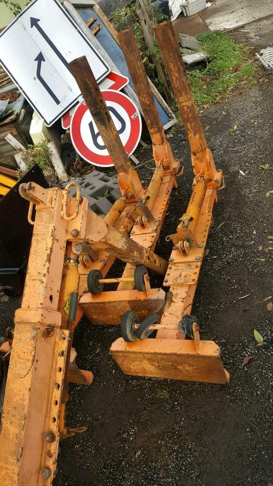 Stützen für Salzstreuer Schmidt Küpper Weisser Epoke Unimog Fendt - Frame/ Châssis pour Epandeur de sable: photos 1 Stützen für Salzstreuer Schmidt Küpper Weisser Epoke Unimog Fendt - Frame/ Châssis pour Epandeur de sable: photos 1