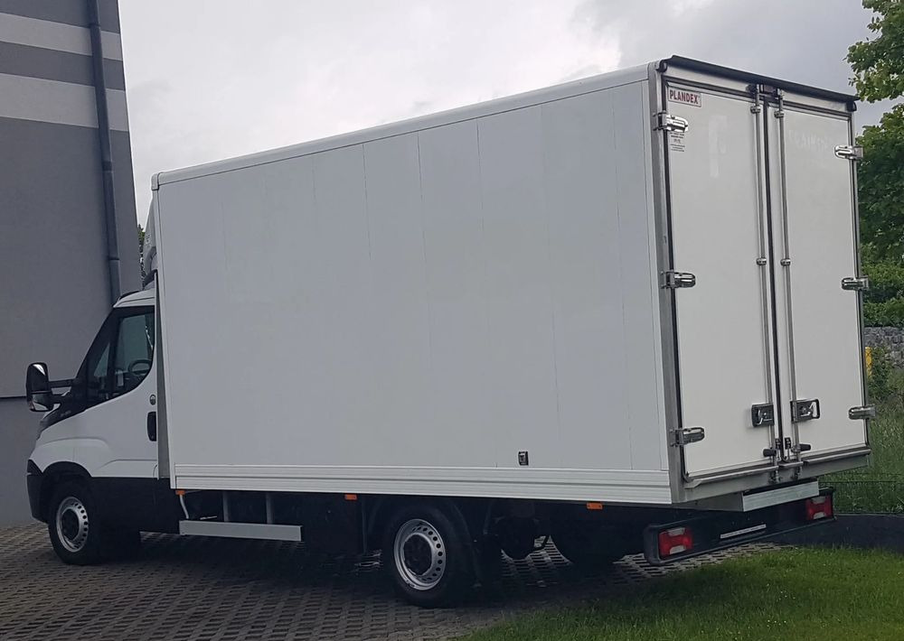 Iveco DAILY 3,0 KLIMA 8EP KONTENER 4,22x2,10x2,11 AC KRAJOWY DMC 3500 KG 35S15 - Fourgon grand volume: photos 3 Iveco DAILY 3,0 KLIMA 8EP KONTENER 4,22x2,10x2,11 AC KRAJOWY DMC 3500 KG 35S15 - Fourgon grand volume: photos 3