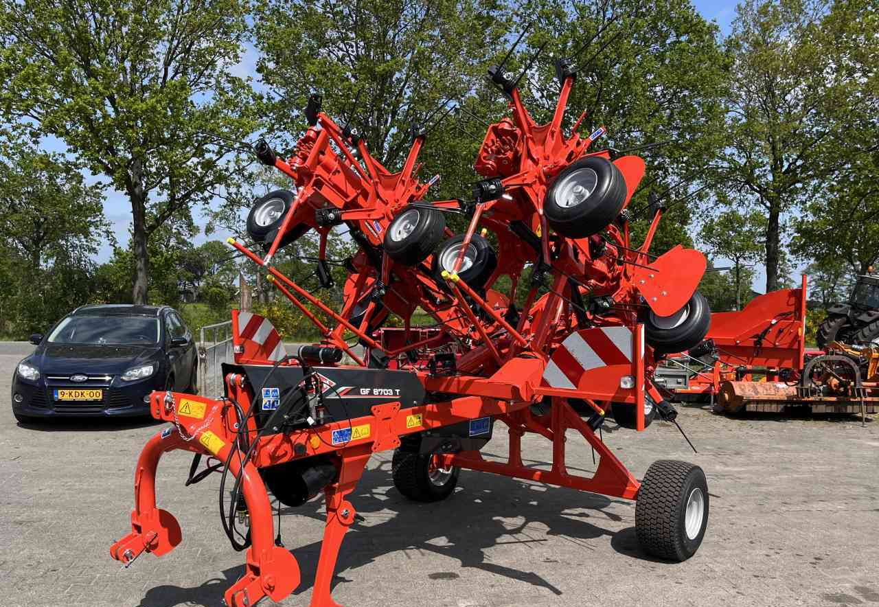Kuhn GF8703T Schudder Tedder Kreiselheuer weidebouwmachines - Faneuse: photos 1 Kuhn GF8703T Schudder Tedder Kreiselheuer weidebouwmachines - Faneuse: photos 1