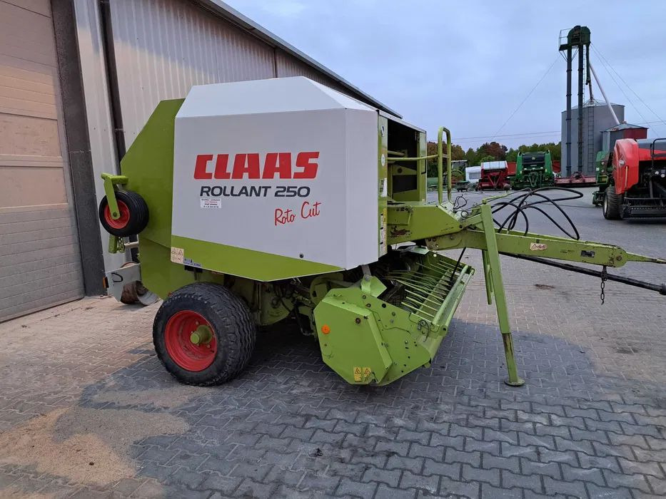 PRASA ROLUJĄCA CLAAS ROLLANT 250 RC 255 - Presse à balles rondes: photos 5 PRASA ROLUJĄCA CLAAS ROLLANT 250 RC 255 - Presse à balles rondes: photos 5