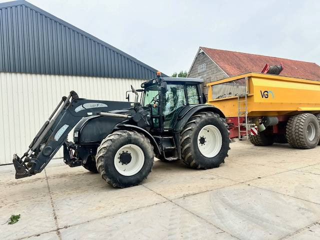 Tracteur agricole Valtra T151 Hitech FH+PTO+Voorlader