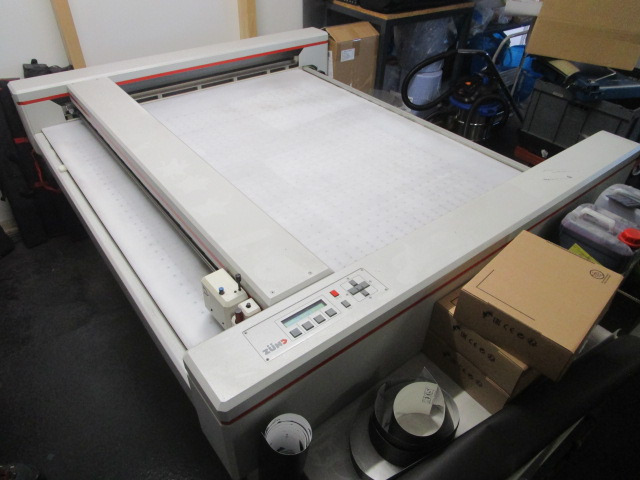 ZÜND SCHNEIDEPLOTTER P-1200 PLUS - Massicot: photos 1 ZÜND SCHNEIDEPLOTTER P-1200 PLUS - Massicot: photos 1