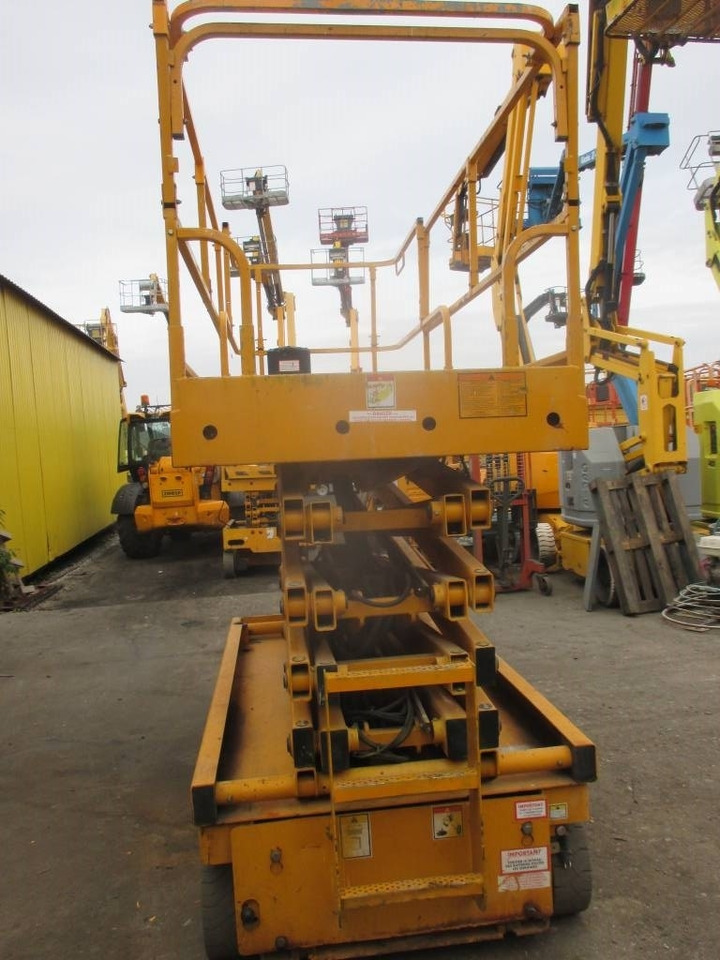 Haulotte Compact 12 - Nacelle ciseaux: photos 3 Haulotte Compact 12 - Nacelle ciseaux: photos 3