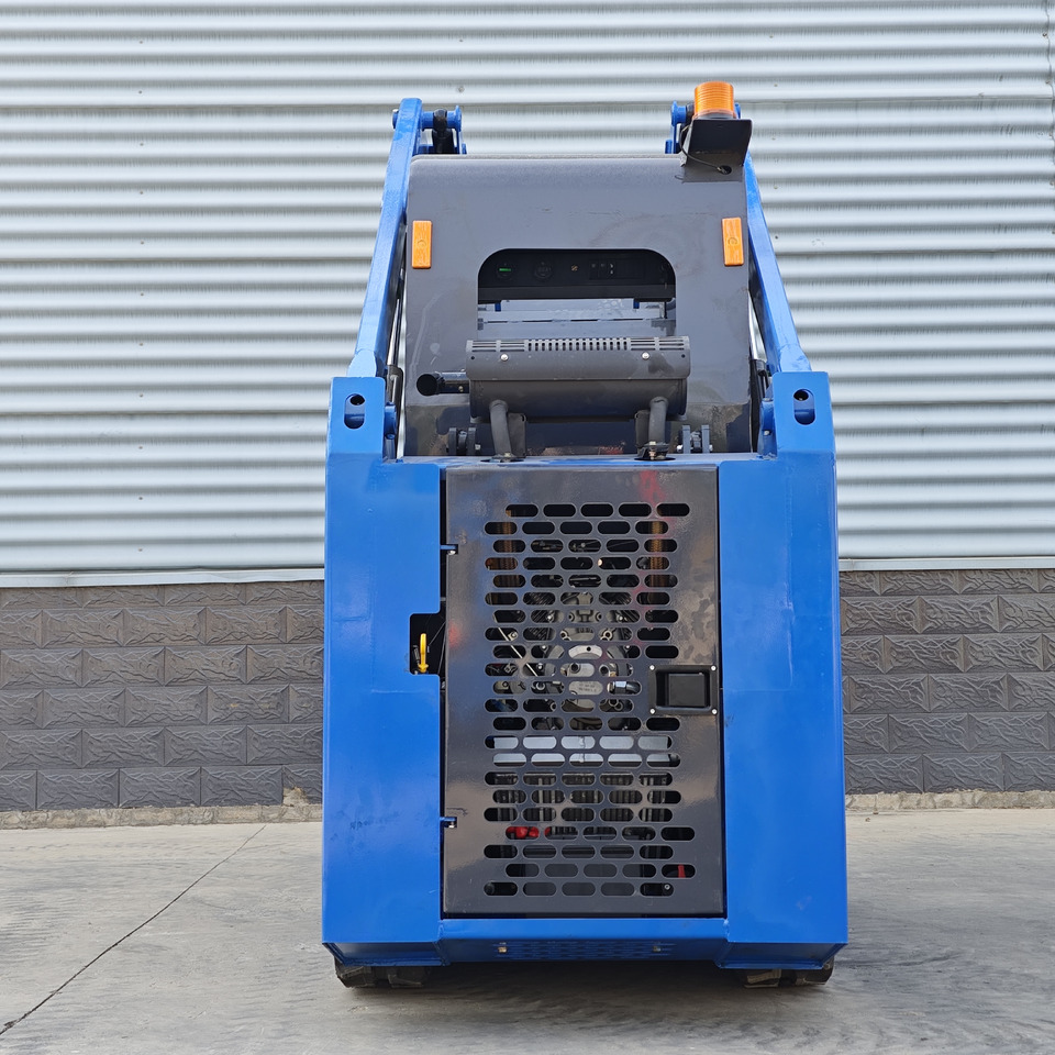 LEZUM LA670 Mini Small Skid Steer Loader Compact Track Diesel Mini Skid Steer Loader For Sale With Small Mini Skid Steer Attachments 4 In 1 Bucket - Mini chargeuse: photos 3 LEZUM LA670 Mini Small Skid Steer Loader Compact Track Diesel Mini Skid Steer Loader For Sale With Small Mini Skid Steer Attachments 4 In 1 Bucket - Mini chargeuse: photos 3